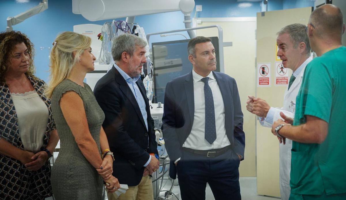 La ocnsejera de Sanidad, el presidente del Gobierno de Canarias y el presidente del Cabildo de Lanzarote atienden las explicaciones del médico Óscar Morera.