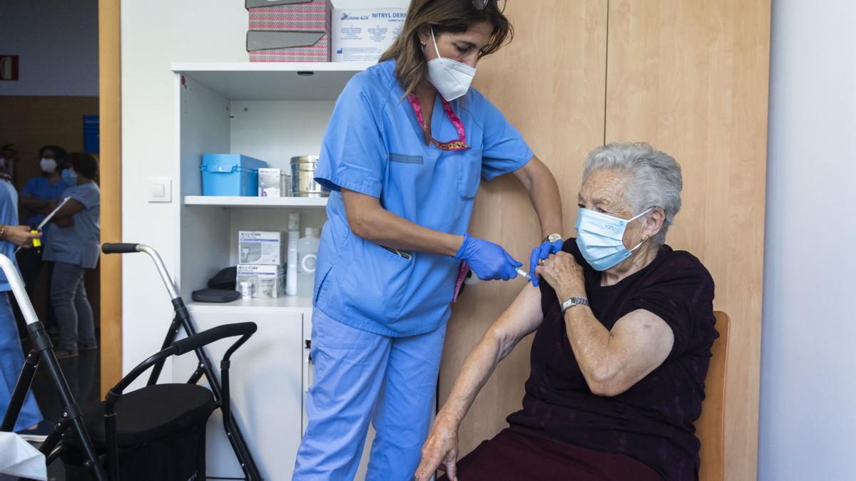 Valencia. Inicio de vacunacion conjunta contra la gripe y la covid-19 a mayores de 80 años en el ambulatorio Miguel Servet