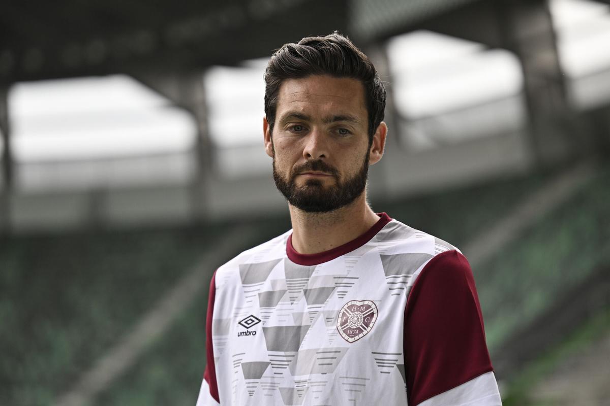 St. Gallen (Switzerland Schweiz Suisse), 17/08/2022.- Heart of Midlothian FC's goalkeeper Craig Gordon during pitch walk one day prior to the UEFA Europa League Playoff soccer game between Switzerland's FC Zuerich and Scotlands Heart of Midlothian FC, at the Kybunpark stadium, in St. Gallen, Switzerland, 17 August 2022. (Suiza) EFE/EPA/GIAN EHRENZELLER