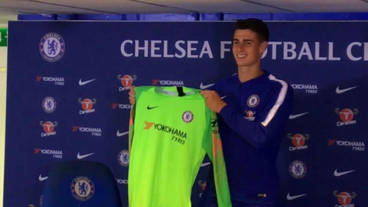 Kepa posa con la camiseta del Chelsea