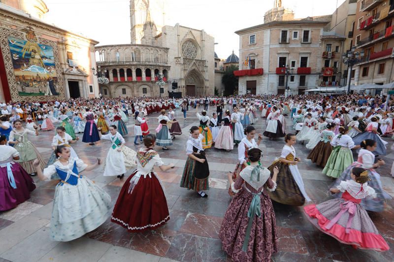 Dansà infantil en la plaza de la Virgen