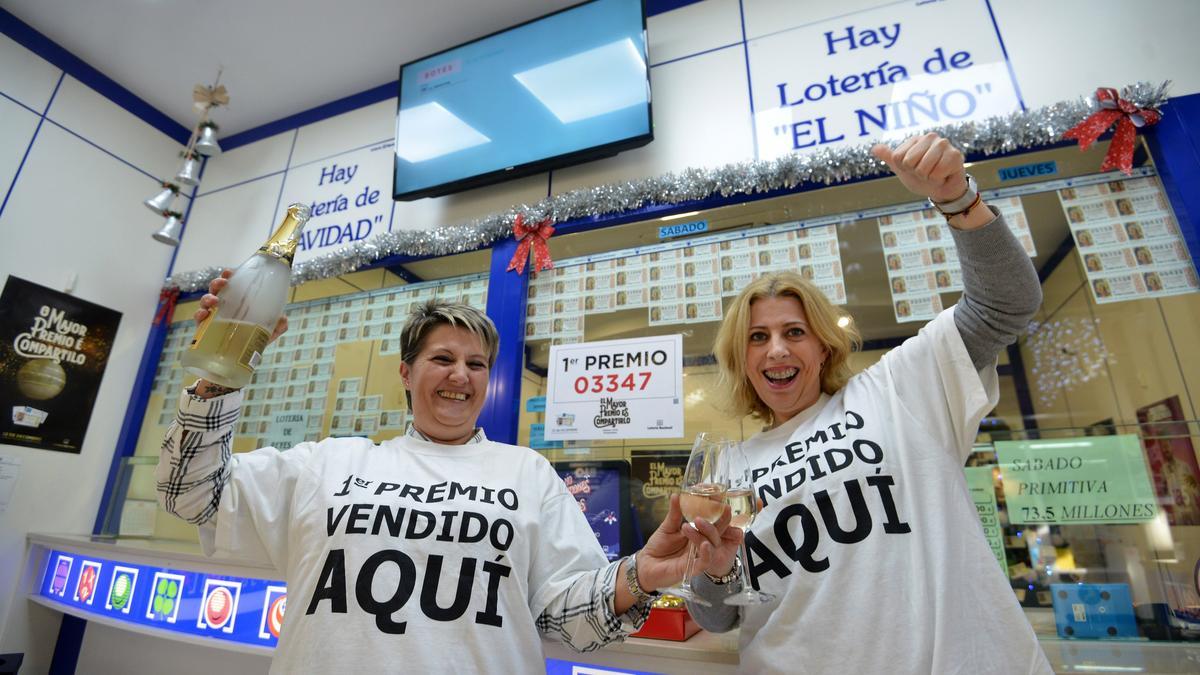 Brindis en el centro comercial de Salcedo.