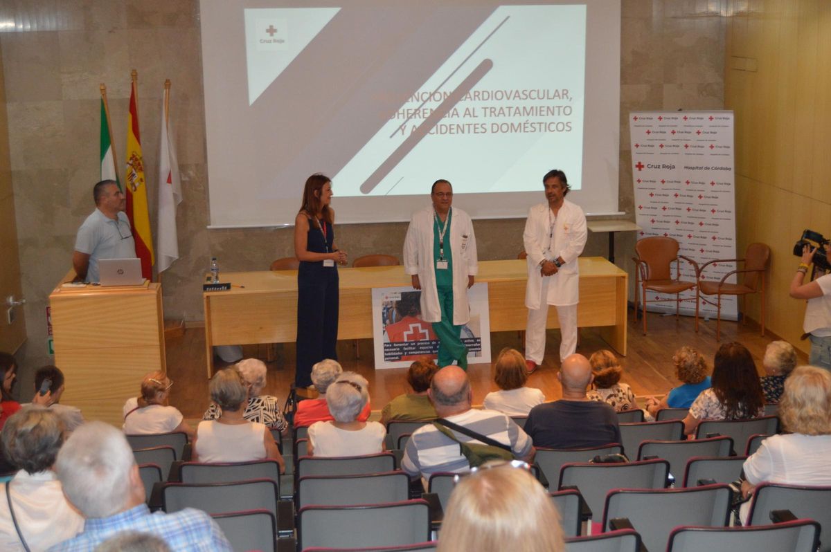 En la charla de Cruz Roja ha participado más de medio centenar de personas mayores.