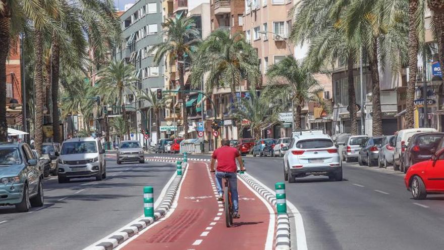 El carril bici acabado, a falta de detalles, a su paso por la avenida Pedro Juan Perpiñán (izquierda) y por el puente de la Generalitat (derecha). | TONY SEVILLA