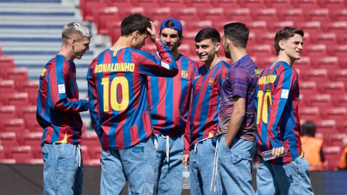 Los jugadores del Barça con la camiseta retro de Ronaldinho