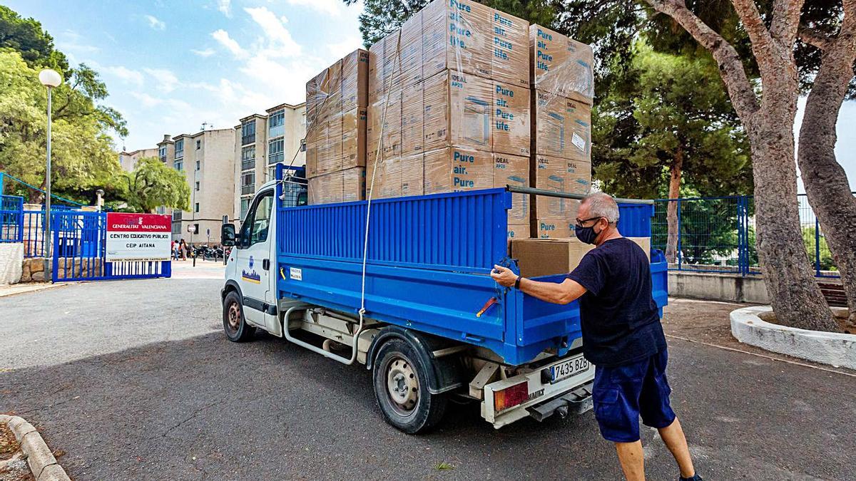 Un operario municipal descarga los aparatos en el patio de un colegio, este miércoles.  | DAVID REVENGA