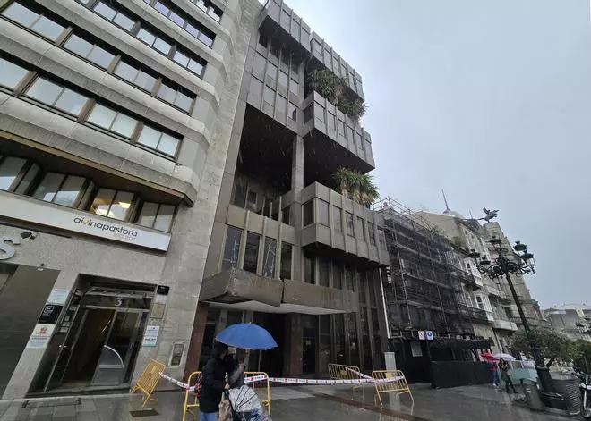 Cae parte de la estructura de un edificio abandonado junto a Porta do Sol