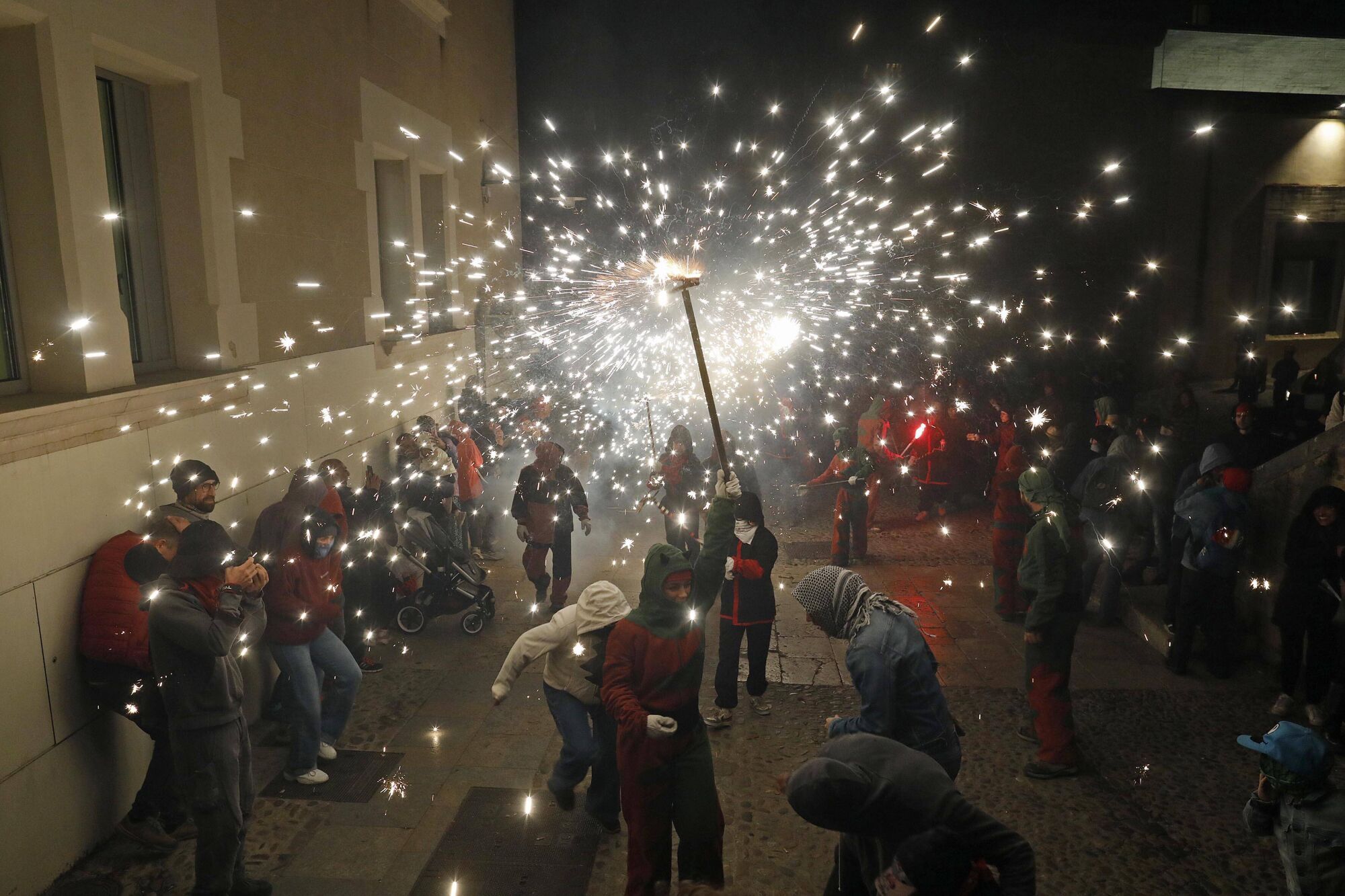 Girona. Plaça Sant Domenec. Correfoc infantil amb els Trons de l'Onyar. Fires.