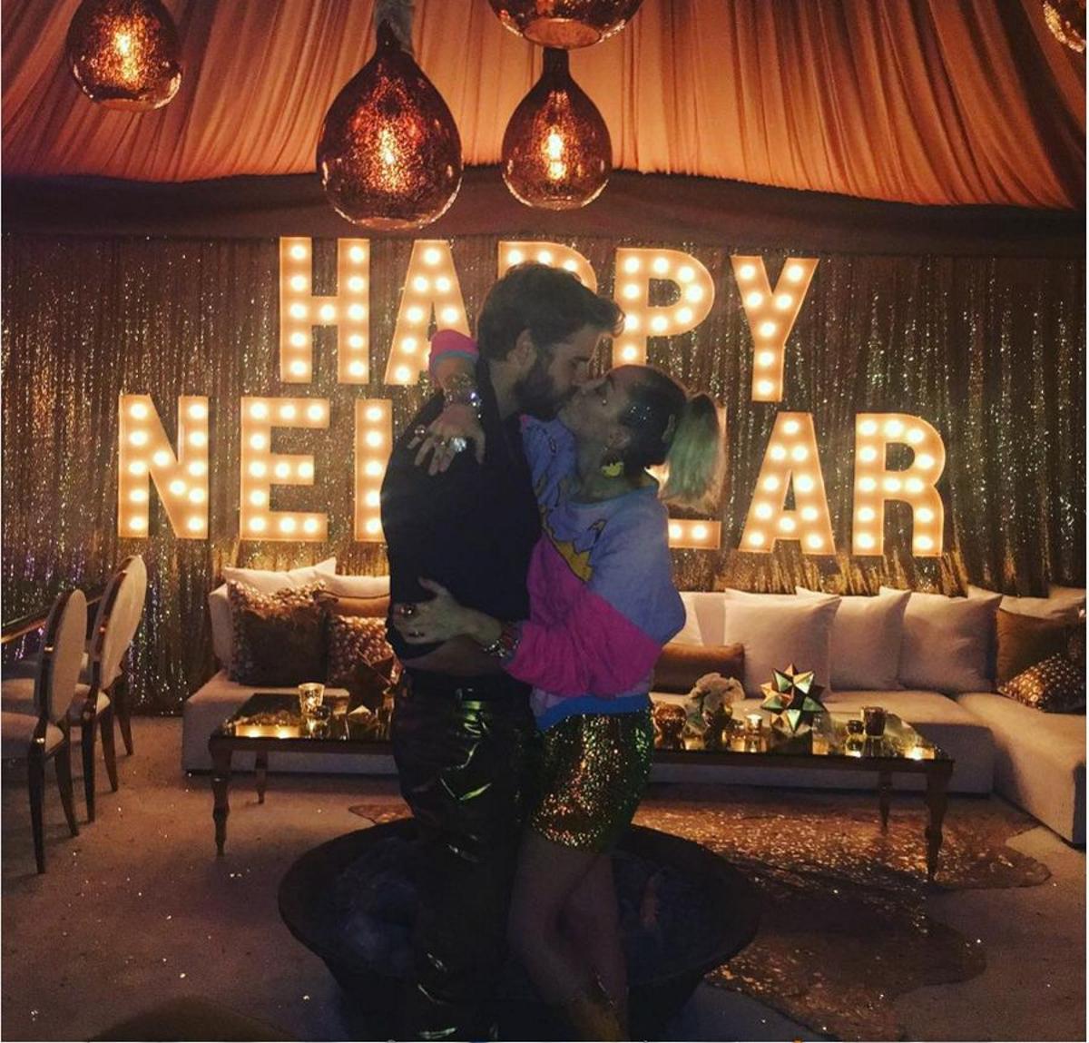 Miley Cyrus junto a Liam Hemsworth en Año Nuevo
