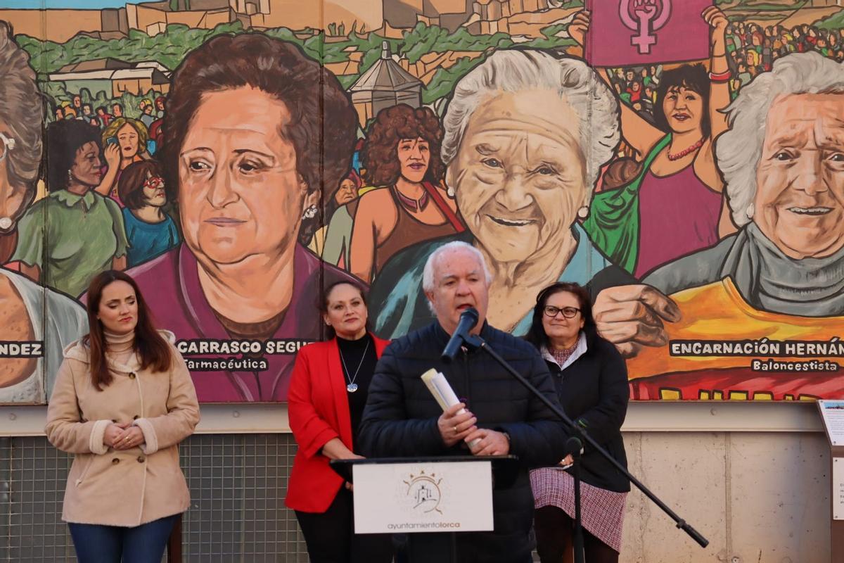 El arquitecto lorquino Simón Ángel Ros Perán, agradecía en nombre de la familia de la actriz Margarita Lozano su inclusión en el mural pictórico.