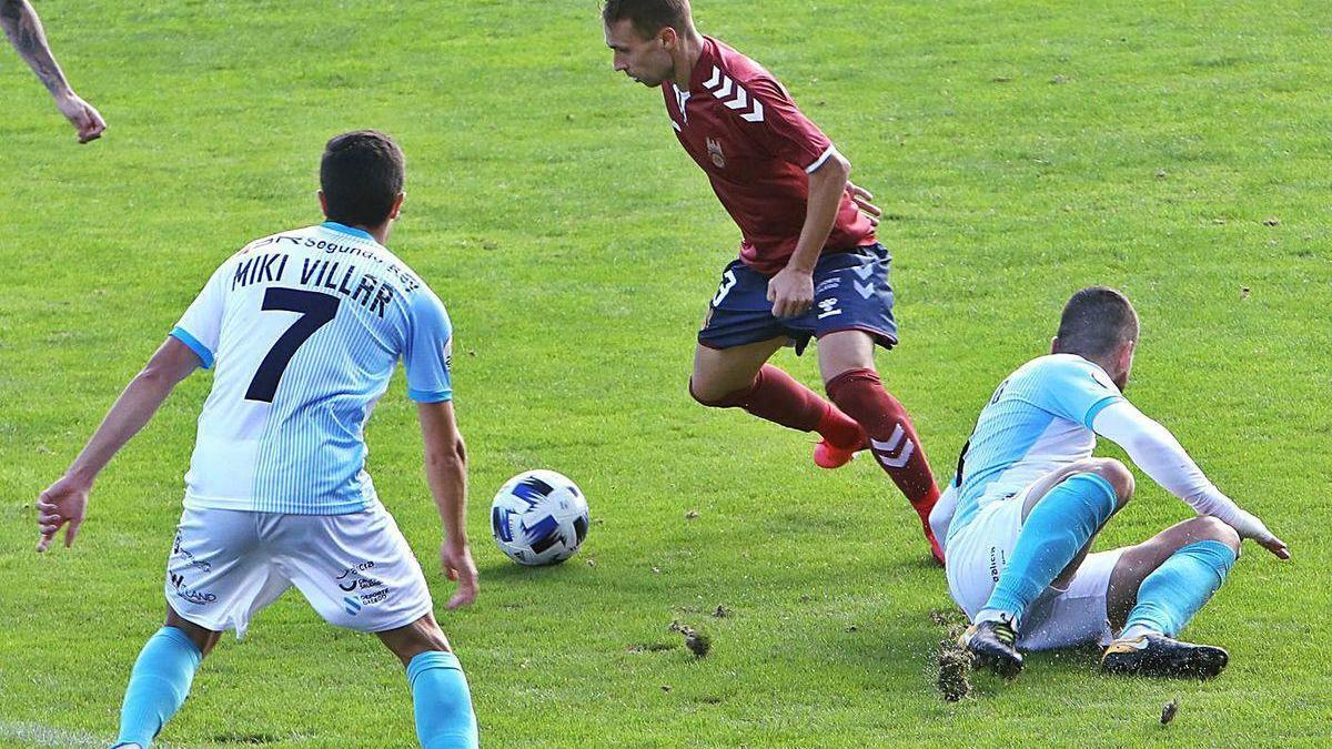 Eneko Zabaleta en una de las jugadas contra el Compostela.