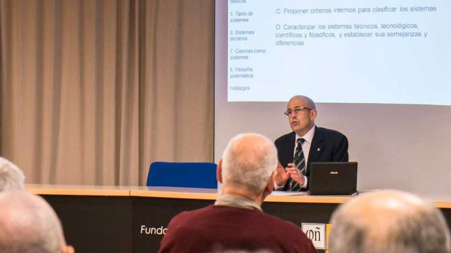 David Alvargonzález, al fondo, durante la charla de ayer.