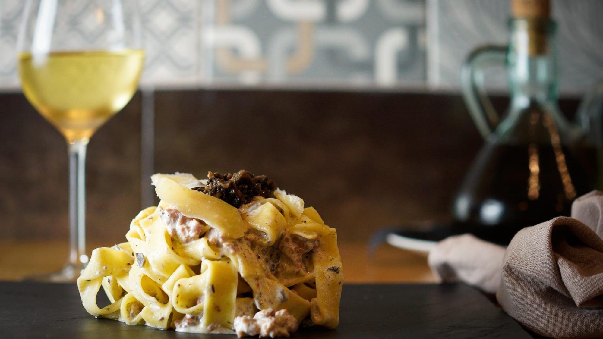 Pappardelle alla Norcia con trufa, butifarra y vino blanco del restaurante italiano Galú