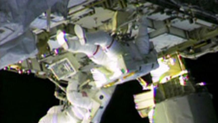 Dos astronautas inician la reparación de una avería en la Estación Espacial Internacional