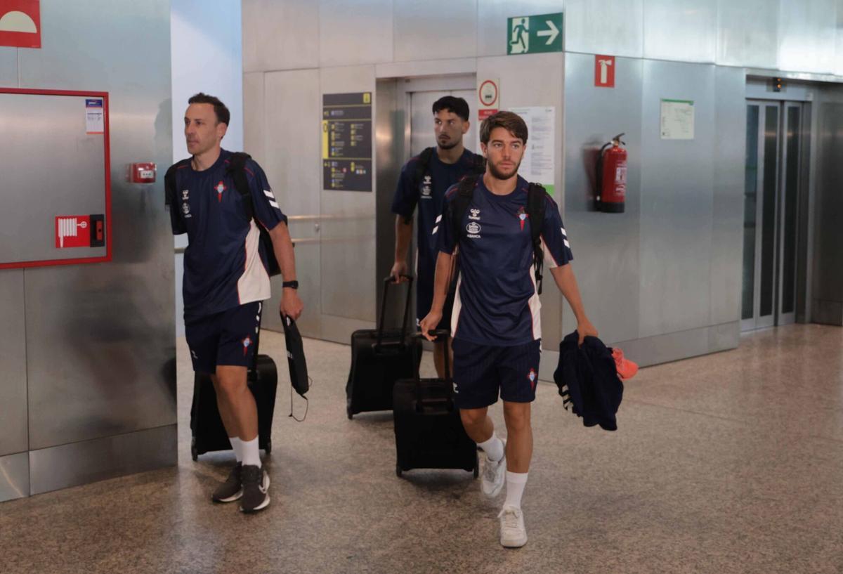 La expedición del Celta ha partido este miércoles desde el aeropuerto de Vigo para cerrar su preparación con dos amistosos contra el Sassuolo y en Nápoles La expedición del Celta ha partido este miércoles desde el aeropuerto de Vigo para cerrar su preparación con dos amistosos contra el Sassuolo y en Nápoles