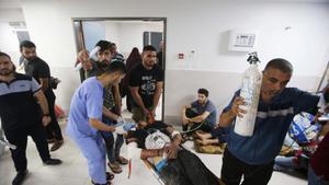 Trabajadores y voluntarios atienden a heridos en el hospital gazatí de Al Shifa, en el norte de la Franja de Gaza.