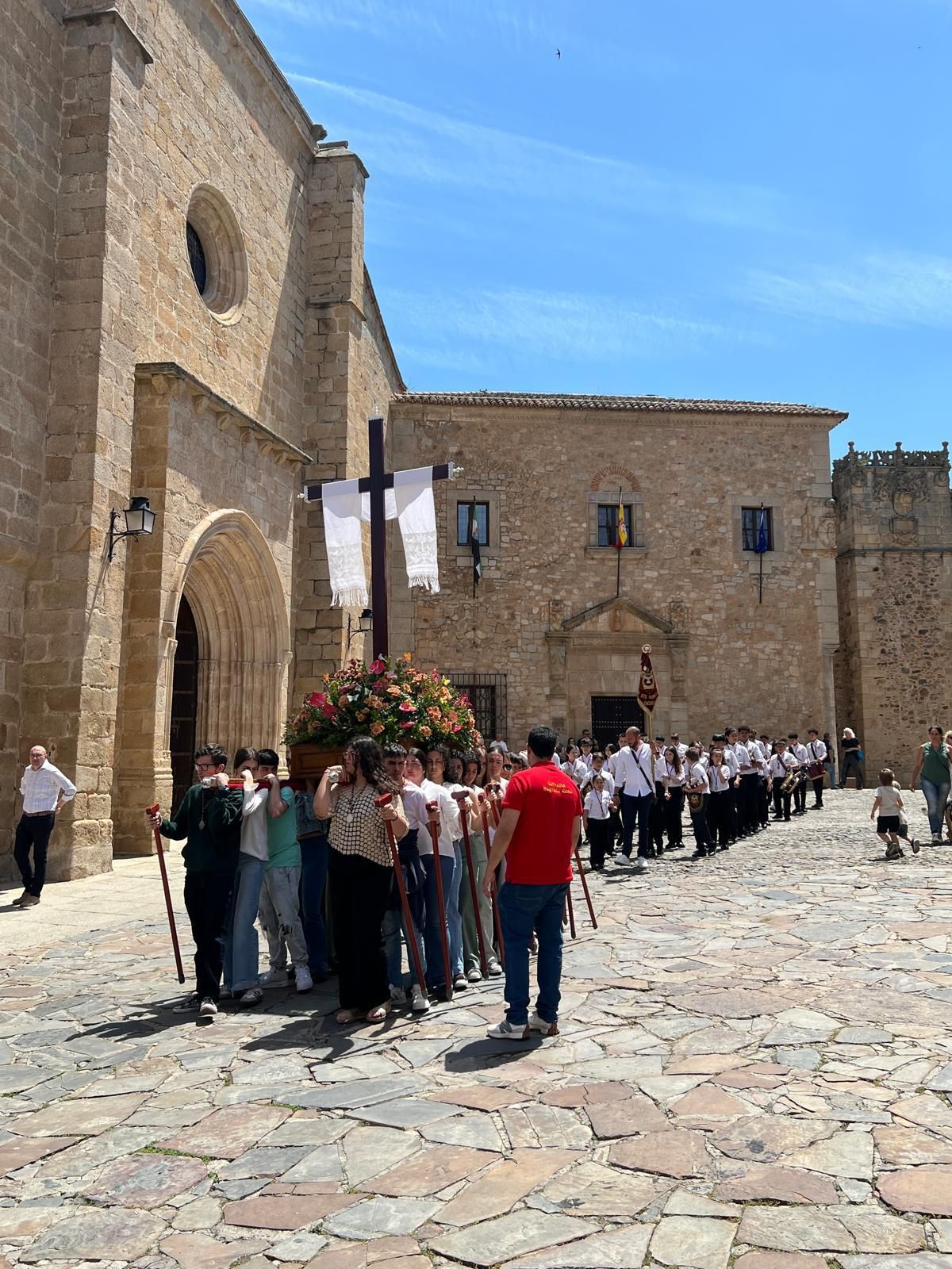 La Sagrada Cena celebra la Cruz de Mayo con una procesión en Cáceres