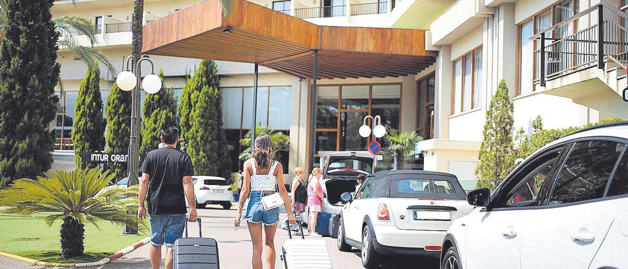 Un grupo de turistas en los accesos al Hotel Intur Orange de Benicàssim, este mismo verano.