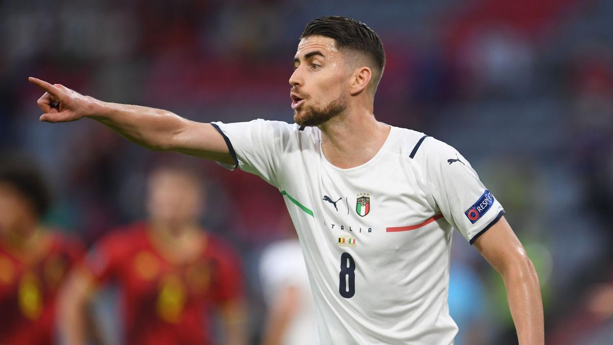 Jorginho da instrucciones a sus compañeros en un partido de Italia.