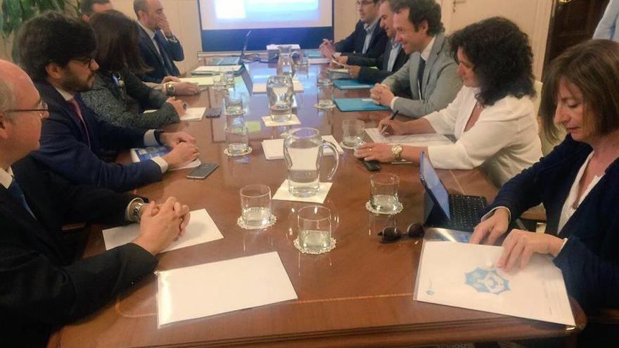 Imagen de la reunión que ayer mantuvo Marc Pons con el ministerio de Fomento.