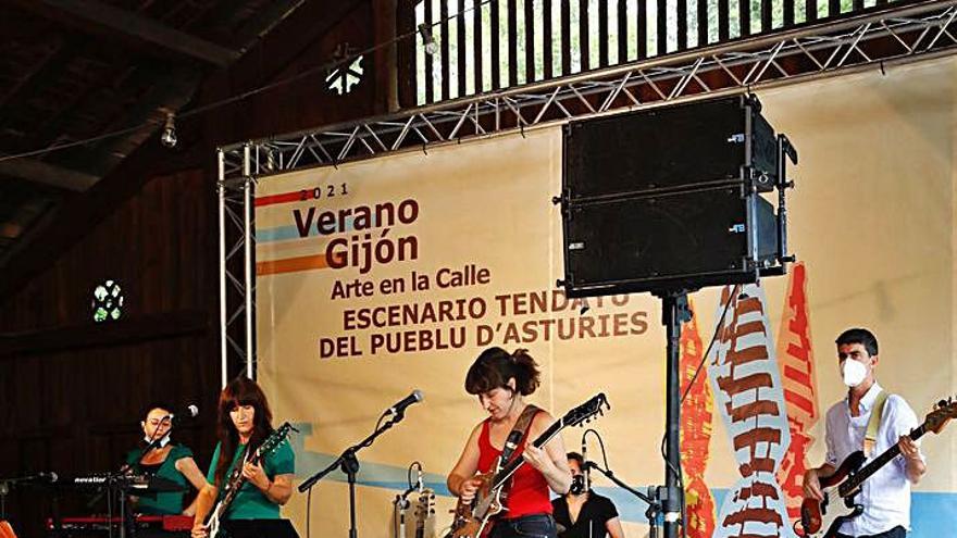 Rodrigo Sánchez, Cecilia Meana, Laura de Pablo, Blanca Prendes, Eva Abad, Miguel Lozano y Lorena Menéndez. A la derecha, “Pauline en la Playa”. |  Ángel González