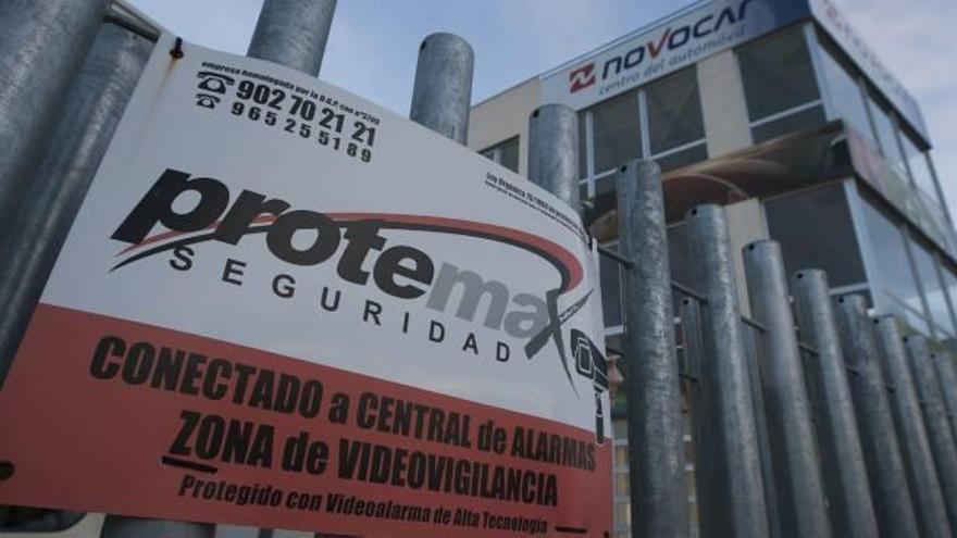 Instalaciones de Novocar con uno de los carteles de la empresa de seguridad.