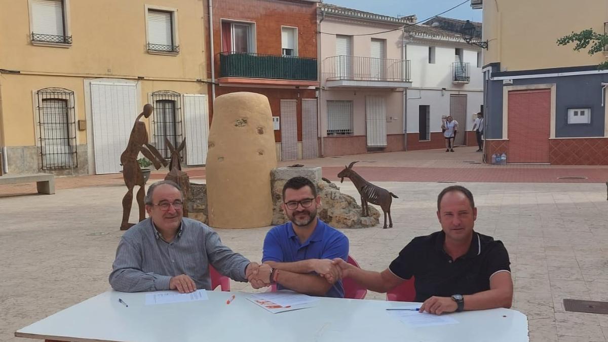 José Luis Mas, de Compromís, le da las manos a Miguel Ángel Moncho y Francisco José Pérez