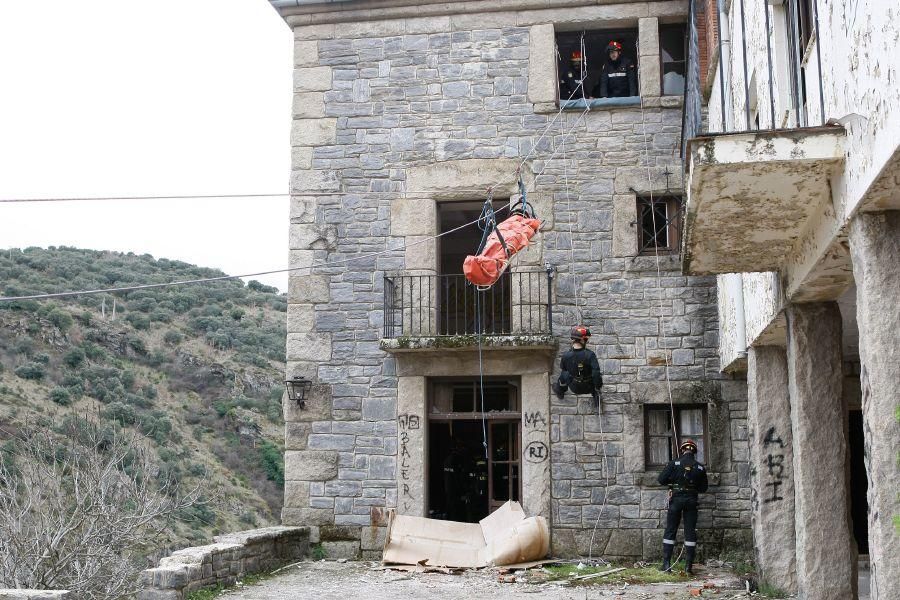 Maniobras de la UME en el poblado del Salto de Cas