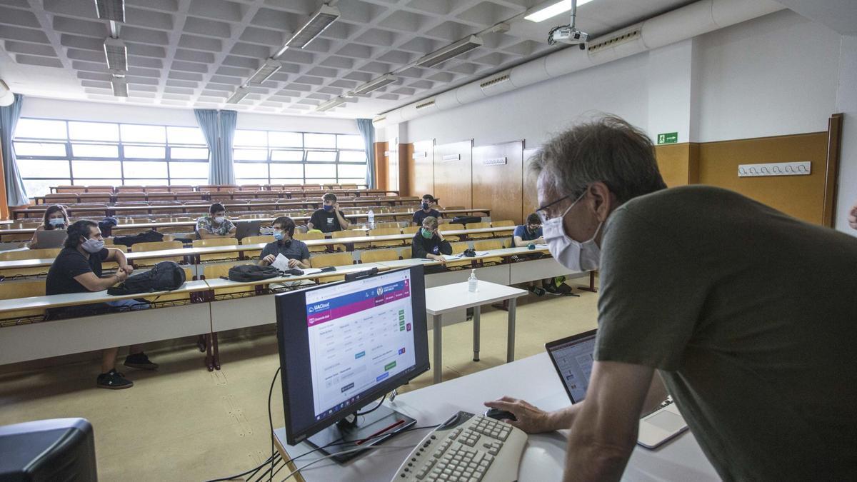 Clase con alumnos en el aula y alumnos online en la UA.