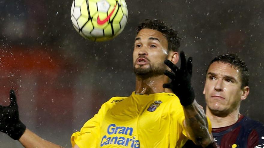 Willian José protege el balón ante Ansotegi.