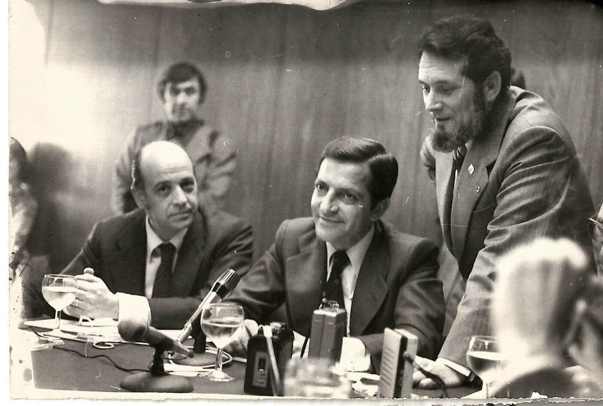 Adolfo Suárez, en el centro.