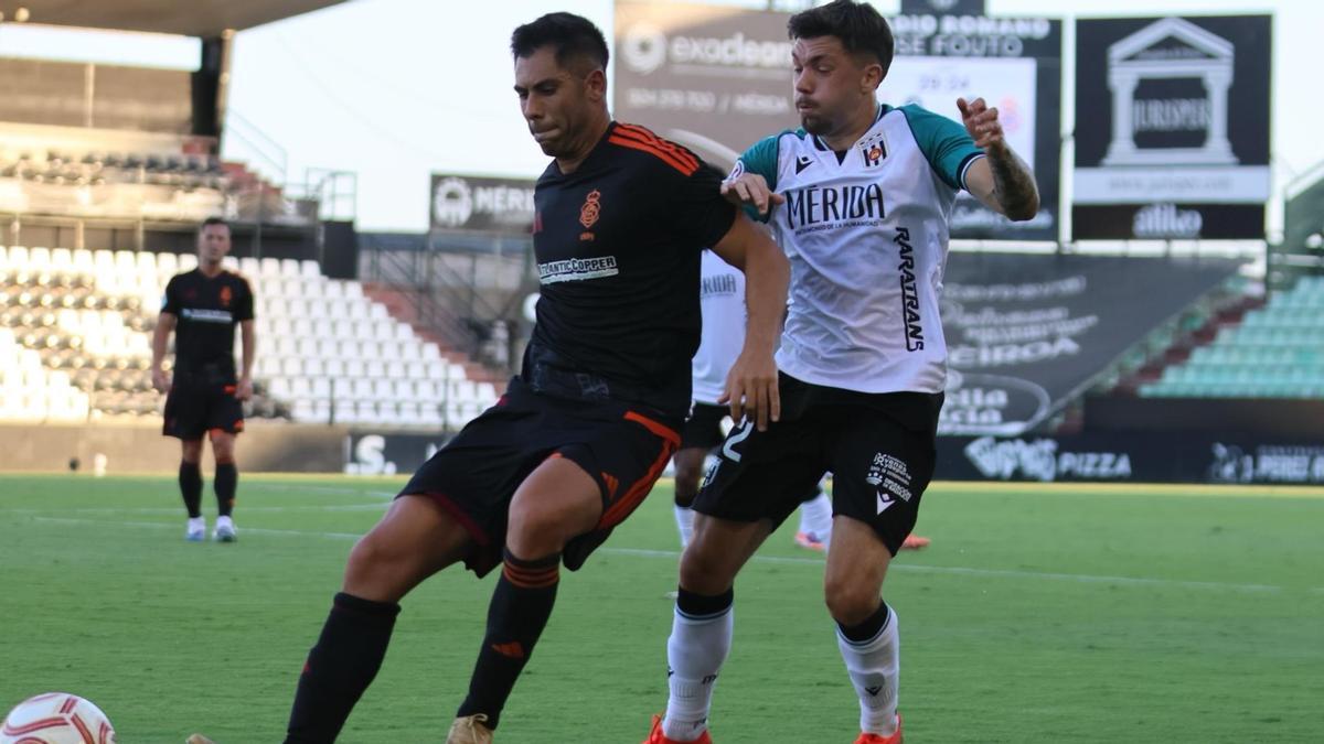 Jugadores de Recre y Mérida pugnan por el balón.