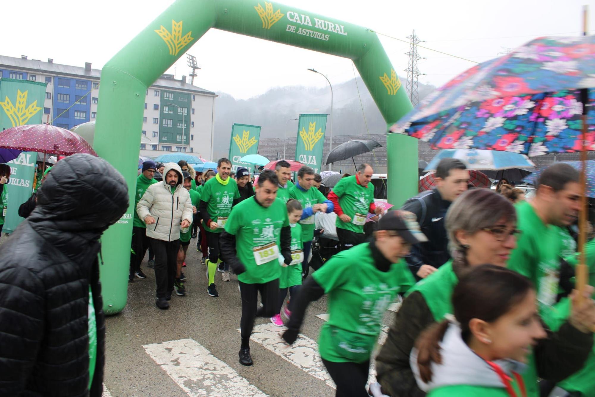 Así fue la carrera contra el cáncer en Langreo: Medio millar de valientes desafían a la lluvia por una buena causa