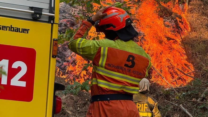 Siete bomberos asturianos combaten el terrible fuego de Ávila: "Hubo muchas casas afectadas, hicimos lo que pudimos"