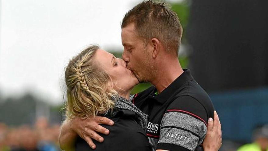 Henrik Stenson besa la seva parella després de confirmar el triomf