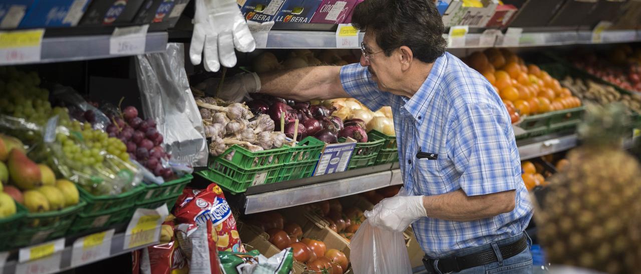 Un ciudadano realiza la compra en un supermercado de Santa Cruz de Tenerife.