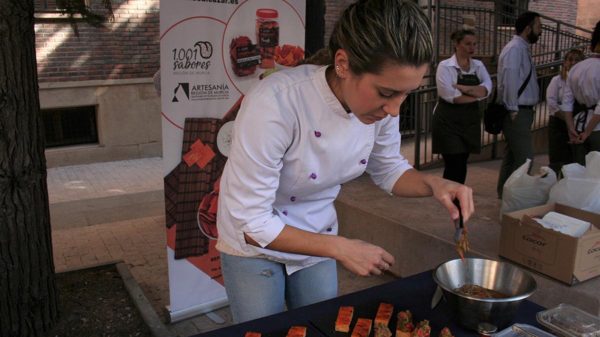 Alejandra Rodríguez, la chef de Taberna 4 Cantones, daba los últimos toques a la tapa que conseguía el segundo premio, una sardina ahumada sobre torta de pimiento molido y escalibada.