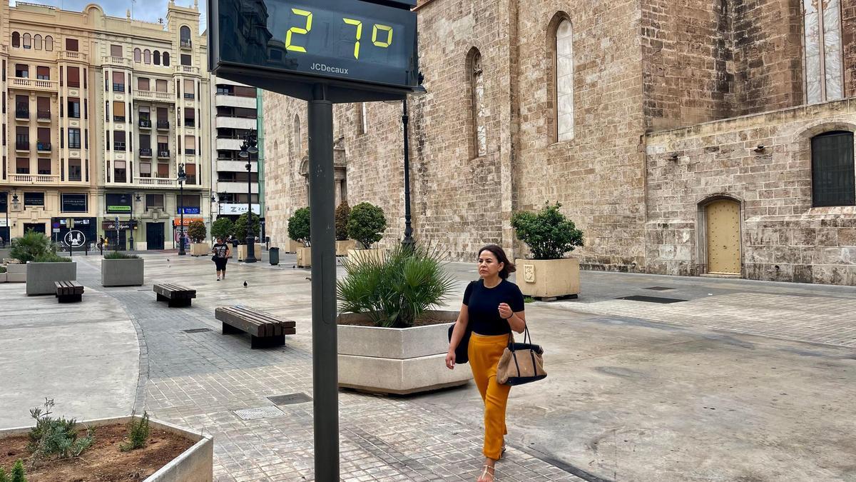 Imagen del centro de Valencia con un termómetro que señala la bajada de temperaturas.