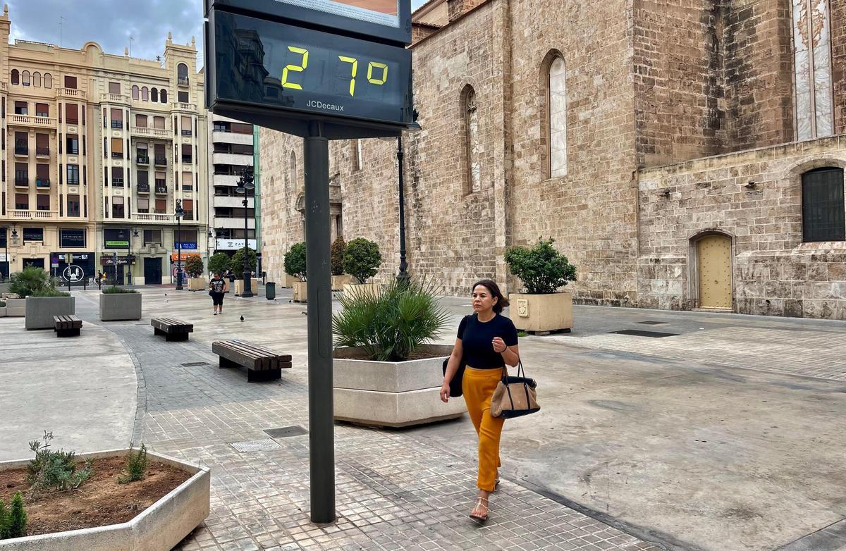 Imatge del centre de València amb un termòmetre que assenyala la baixada de temperatures