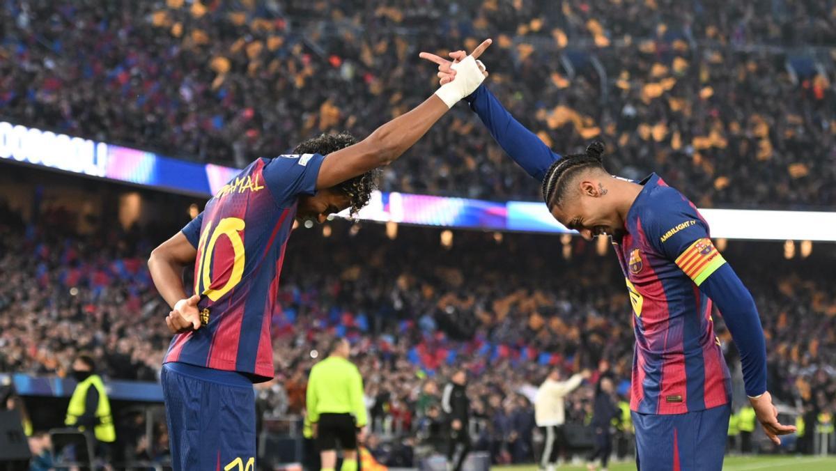 Lamine Yamal y Raphinha con la característica celebración entre ambos.