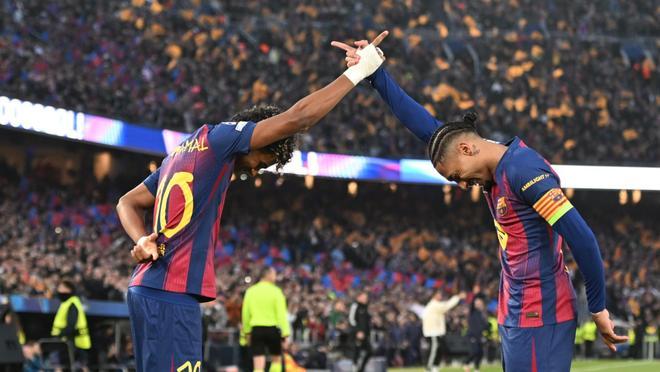 Lamine Yamal y Raphinha con la característica celebración entre ambos.