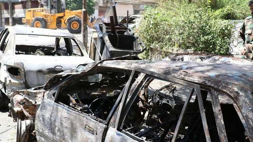 Estado en que quedaron algunos de los vehículos afectados por la explosión de uno de los coches bomba en la capital siria. // Efe