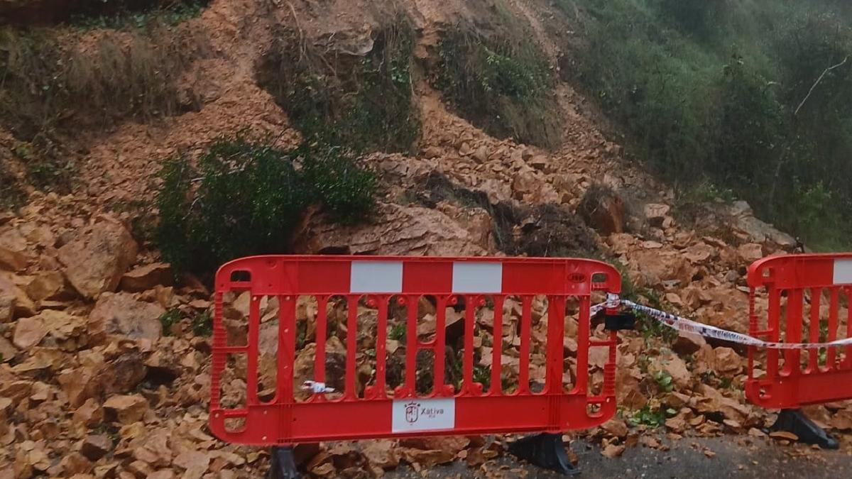 Desprendimientos en la carretera de acceso al castillo de Xàtiva.