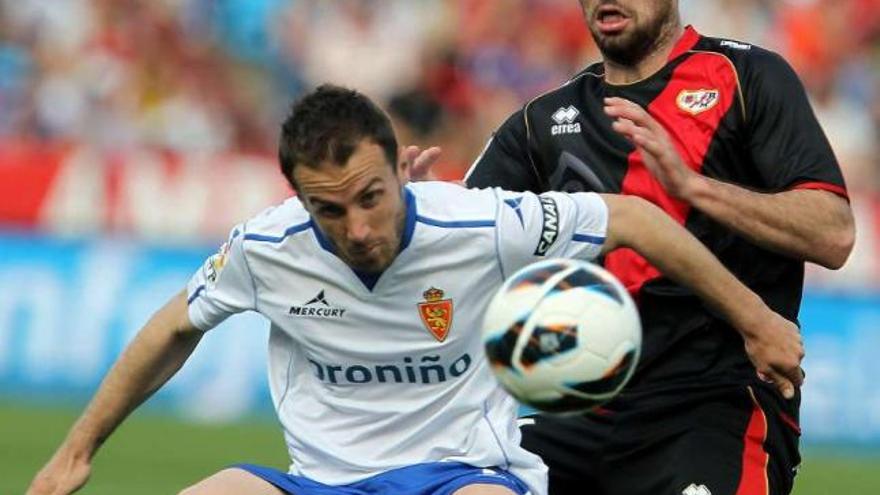 Montañés intenta controlar el balón ante Arbilla, ayer, en La Romareda. // Javier Cebollada