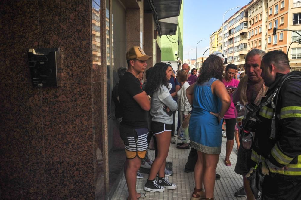 Cinco intoxicados por humo a causa de un incendio en una vivienda de Vilagarcía. El fuego comenzó en la cocina de la séptima planta de un edificio en Rosalía de Castro