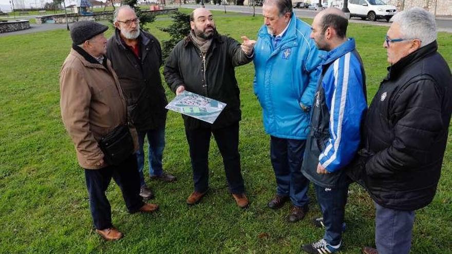 Caunedo, tercero por la izquierda, explicando su propuesta a vecinos y miembros de clubes deportivos locales.