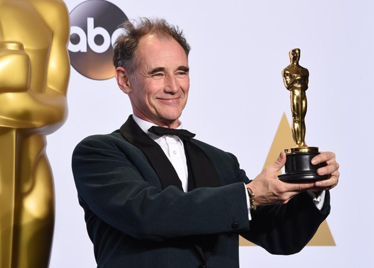 Mark Rylance poses with his Oscar for Best Supporting Actor, Bridge of Spies, in the press room during the 88th Oscars in Hollywood on February 28, 2016.    AFP PHOTO/FREDERIC J. BROWN