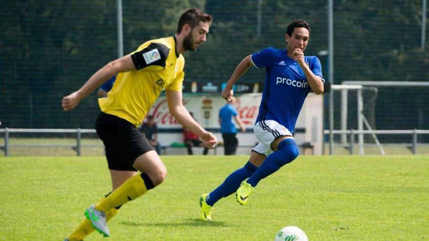 Steven presiona a un defensa del Llanera.