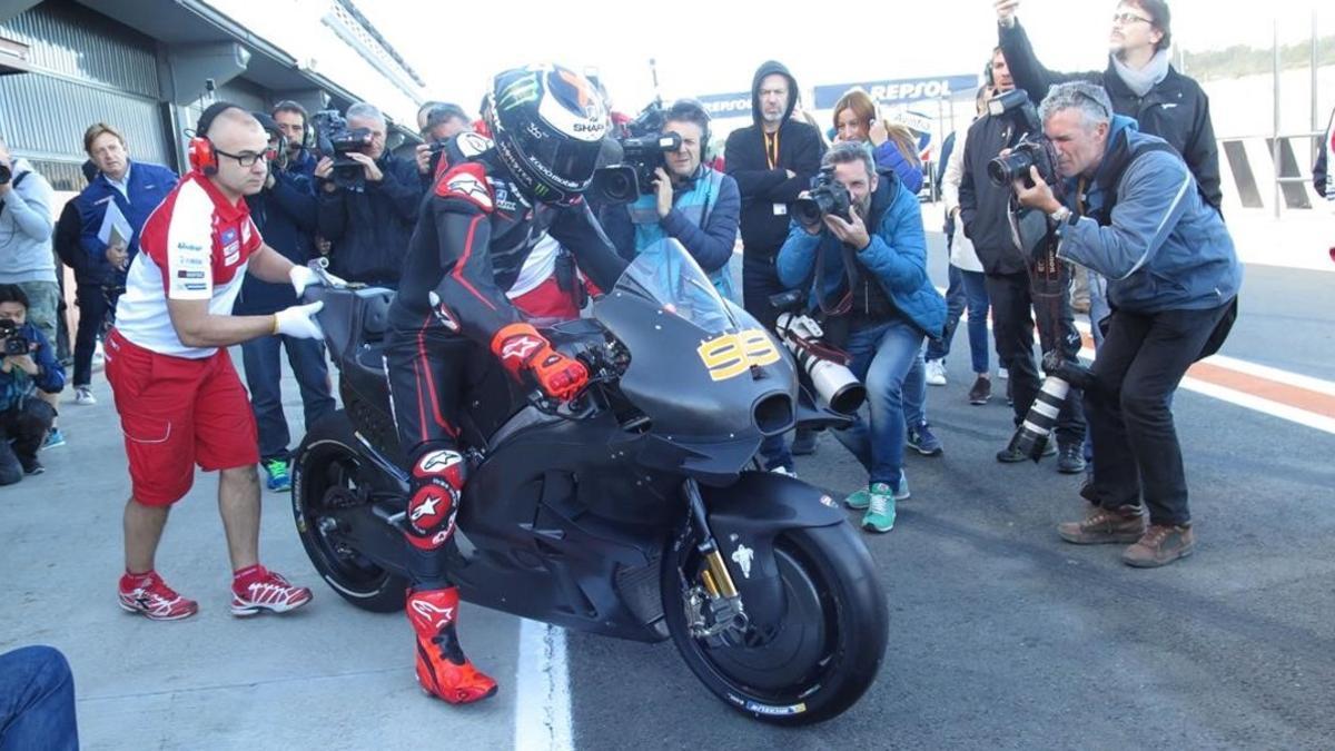 Jorge Lorenzo sale con su nueva Ducati ante una nube de fotógrafos.
