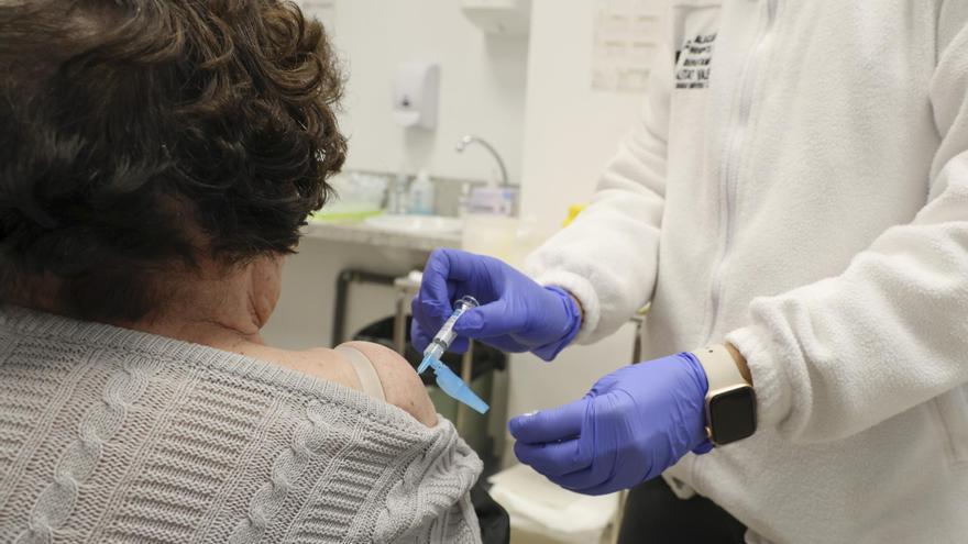 El hospital de Alzira llama a vacunarse contra gripe y Covid ante el aumento de contagios